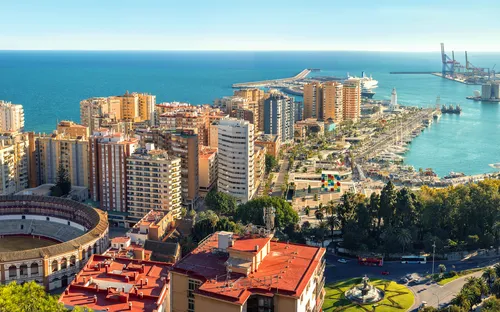 Blick auf Stadt mit Stierkampfarena am Meer und Hafen im Hintergrund