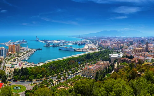 Panorama von Málaga mit Hafen, Stadt und Meer im Hintergrund.