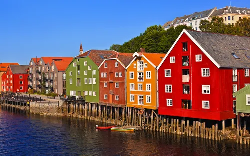 Bunte Holzhäuser am Ufer des Trondheimer Fjords in Trondheim, Norwegen.