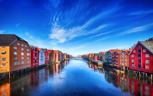 Bunte Häuser am Trondheimer Fjord in Trondheim, Norwegen bei klarem Himmel.