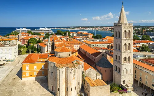 Stadtansicht von Zadar, Kroatien, mit Küste und historischer Kirche im Vordergrund.