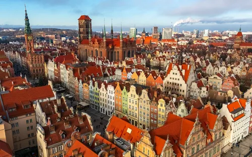 Luftaufnahme von Gdansk im Winter mit schneebedeckten Dächern und historischen Gebäuden.