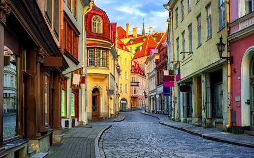 Gepflasterte Altstadtstraße mit bunten historischen Gebäuden.