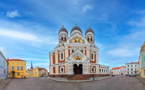 Große Kathedrale mit mehreren Kuppeln unter blauem Himmel.