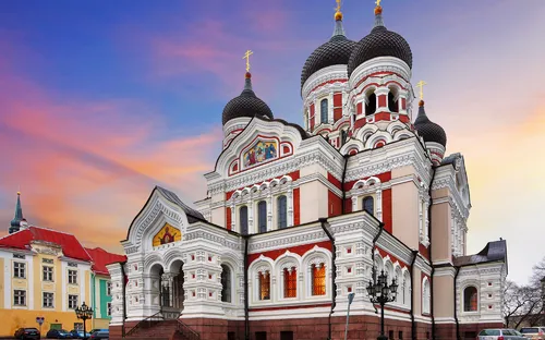 Orthodoxe Kathedrale mit Zwiebeltürmen bei Sonnenuntergang.